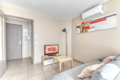 Yves Farge - Le Fleuve Apartamento | GuestReady - Sleek & Sunny Comfort near the Tram