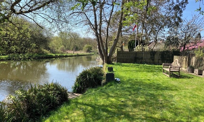 Guildford Casa | Guildford Retreat: 4BD Riverside Escape and Garden