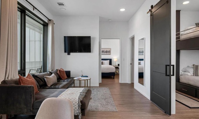 Edgehill Casa | GULCH Located with 4 Beds, Pool, Private Patio and Secure Parking