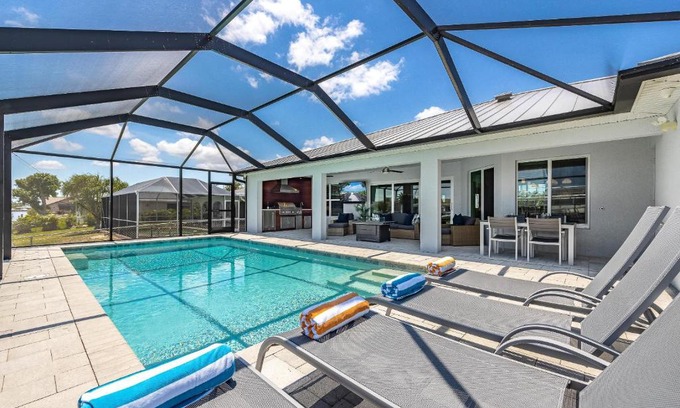 Caloosahatchee Casa | Gulf Access, Heated Pool, Sauna, Paddle Boards, Sleeps 10 - Villa Sun Kissed