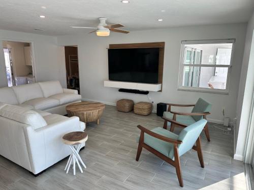 Yacht Club Casa | Gulf Access, Pool Table, Heated Pool, Sleeps 12 - Villa Dolphin Sunset