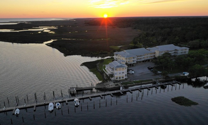 Steinhatchee Condominio | Gulf Breeze Condo #107 - Wifi, Private Boat Ramp and Pool