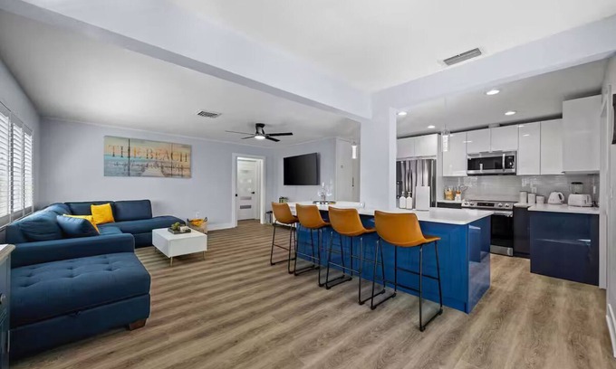 Laurel Casa | Gulf Coast Paradise: 3/2 Beach Retreat with Pool & Family Amenities"