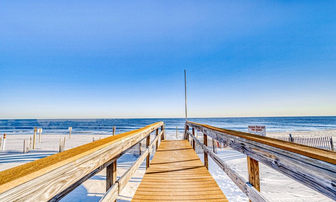 Ono Island Condominio | Gulf-front getaway with a pool, free WiFi, washer/dryer, & central AC