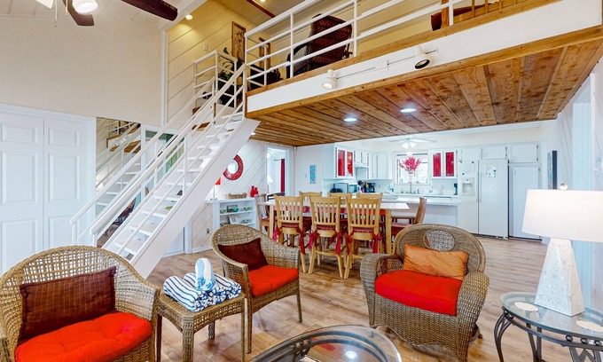 Spanish Grant Casa | Casa frente al mar con terraza, loft pequeño y acceso directo a la playa.