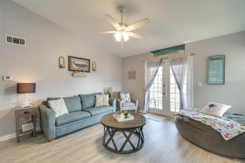 Gulf Shores Apartamento | Gulf Shores Condo with Pool Access, 5 Mi to Beach!