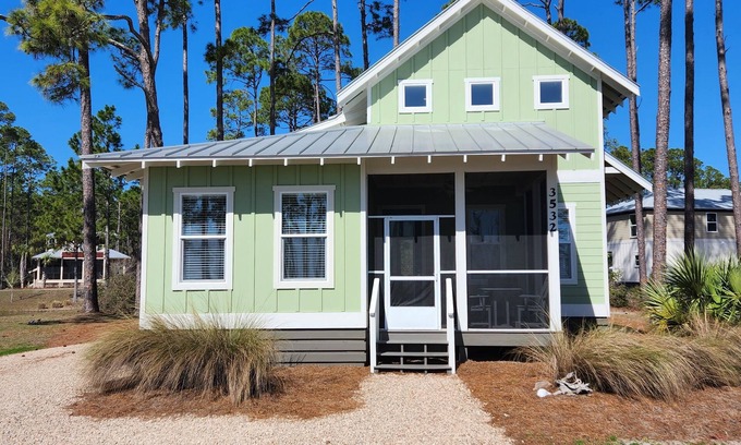 Carrabelle Casa | Descubra la antigua Florida, vistas del golfo desde el porche delantero, kayaks, capacidad para 6