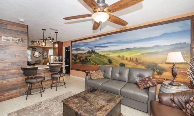 Gulfport Casa | Jason's Wine Cellar, a pasos de Gulport Beach y Main Street.