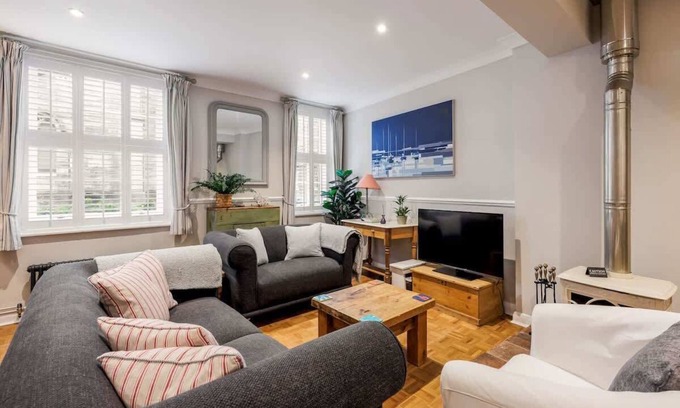 Poole Casa | Gull House - Charming Cottage Feel with Log Burner