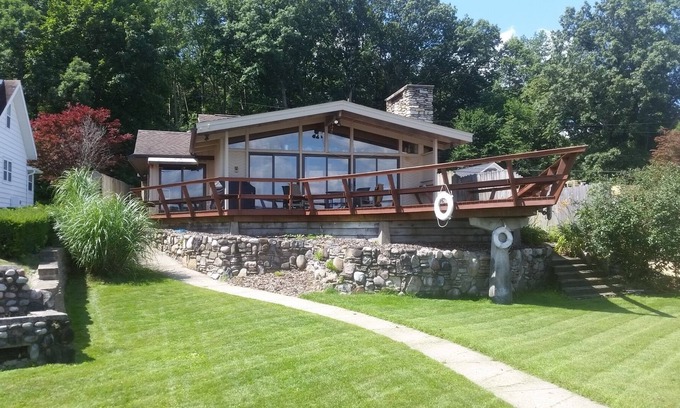 South Gull Lake Casa | Gull Lake Getaway - House & Guesthouse - Dock, Boat Lift, Sandy Beach, Garage