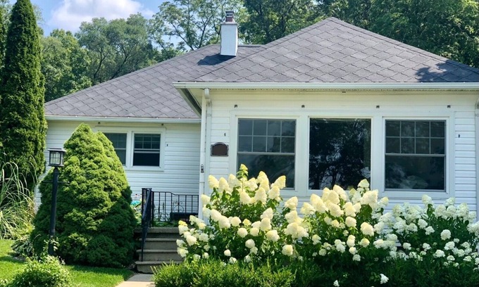 South Gull Lake Casa | Gull Lake sunset home on a quiet street