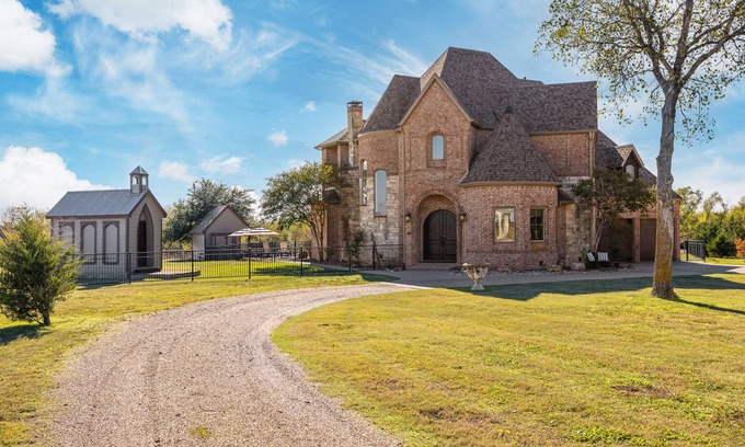 Weston Casa | Gunter Gathering Place - country views minutes from dozens of wedding venues