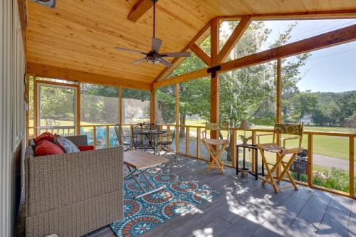 Groveoak Apartamento | Guntersville Lake Home with Deck and Covered Boat Slip