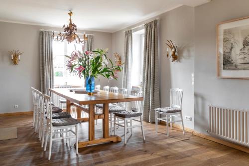 Harmsdorf Casa | Gut Einhaus an der Ostsee - Großzügiges Haus mit Tennisplatz und Pool sowie Garten und Ostseenähe