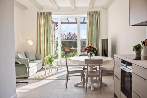 Kletkamp Apartamento | GUT KLETKAMP "Mühlenhof 2" - Ruhige Ferienwohnung mit 2 Schlafzimmern I Terrasse mit See- & Naturblick I Gemeinschaftsgarten I 15 Min zur Ostsee I Küche I Parkplatz I Waschmaschine I WLAN