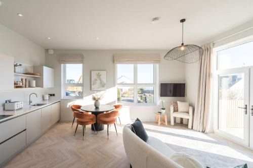 Amlwch Apartamento | Gwel Y Mor Courtyard By Birch Stays New Home
