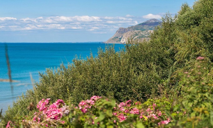 Nefyn Cabaña | Gwelfor - a sea view that sleeps 8 guests in 4 bedrooms