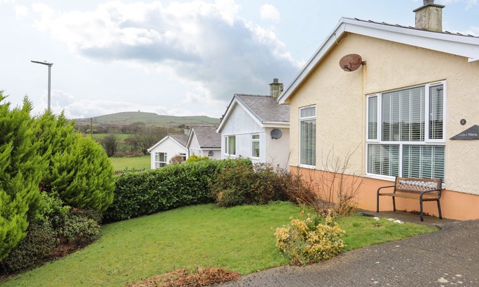 Llanbedrog Cabaña | GWEN Y WAWR, pet friendly, with a garden in Llanbedrog