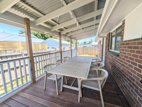 Croydon Casa | Gwendoline Cottage, Pets, Main St. Station