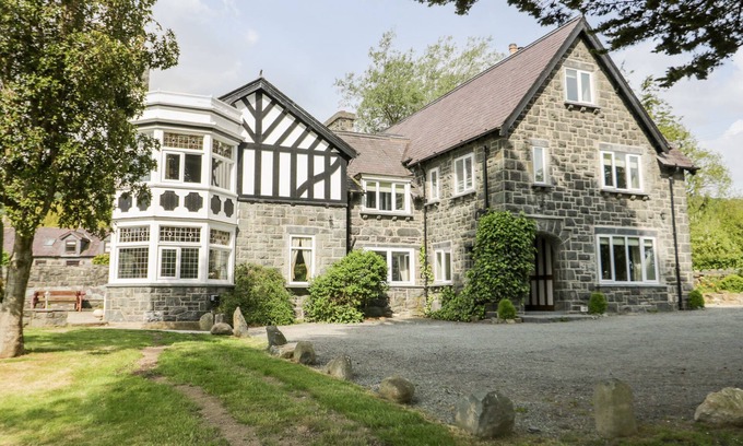 Henryd Cabaña | GWERN BORTER MANOR, pet friendly, character holiday cottage in Conwy