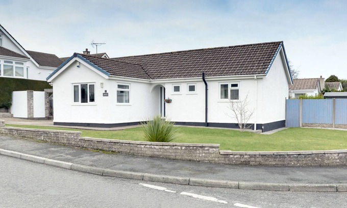 Tyn-y-Gongl Cabina | GWERSYLLT, pet friendly, country holiday cottage in Benllech