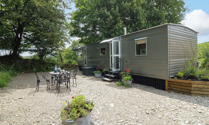 Pumpsaint Cabaña | GWYBEDOG, romantic, character holiday cottage in Lampeter