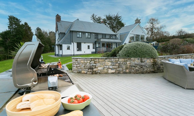 Llanddona Cabaña | Gwynaeth Gwyn - a hot tub that sleeps 16 guests in 8 bedrooms