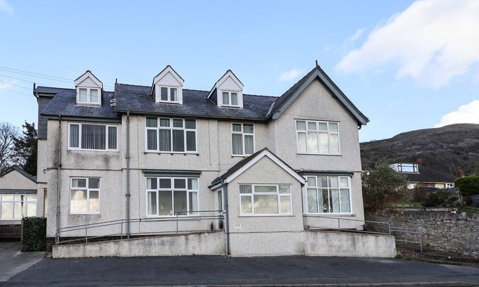 Dyserth Cabaña | GWYNANT, family friendly, with a garden in Dyserth