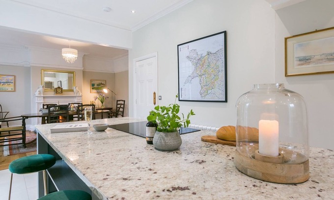 Chwilog Cabaña | Gwynle - sleeps 10 guests in 4 bedrooms