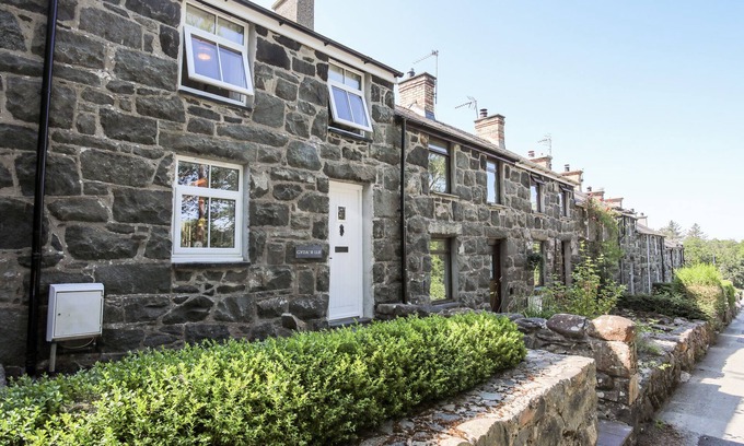 Llanystumdwy Cabaña | GYDA'R LLIF, pet friendly, character holiday cottage in Criccieth
