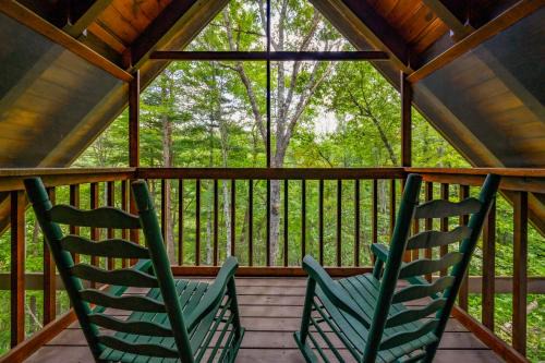 Little Creek Falls Casa | GYPSY ROAD - Privacy! Log Cabin with Hot Tub, WiFi, DirecTV and Arcade