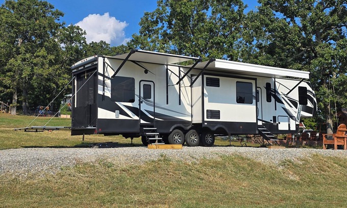 Yellville Casa | Gypsy Soul Glamping Escape – Upscale 5th Wheel Retreat with Mountain Views