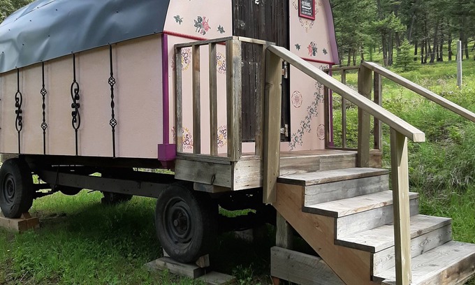 Eureka Alquiler De RV | Gypsy wagon is located in Caribou Trail Wagon Camp