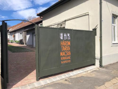 Sarospatak Casa | Három Tarka Macska Apartmanok