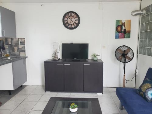 Le Lamentin Apartamento | Hébergement en rez-de jardin clos - Proche de l'aéroport 4km - Parking gratuit - Commerce et restauration à proximité - Wifi