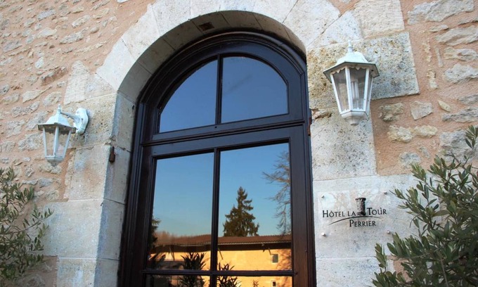 Eyrans Hotel | Hôtel la Tour Perrier