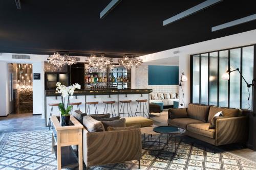 Quartier Saint-Ambroise Hotel | Hôtel Les Deux Girafes