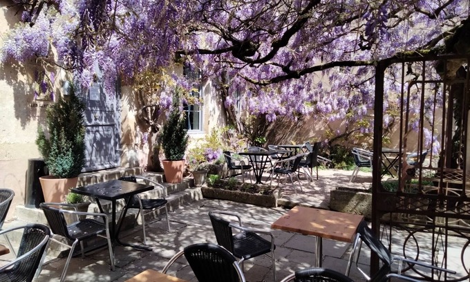 Vezelay Hotel | Hôtel Les Glycines