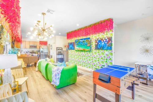 North Hollywood Casa | H- Fab Family 5BD 4,5BA NoHo Escape Near Universal with Games, Deck, Parking