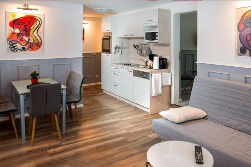 Innenstadt Apartamento | H&H Apartments im Herzen der Stadt geräumig ruhig zentral mit Küche und Esstisch