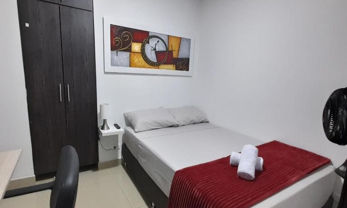 San Javier Casa | Habitación 301 con baño privado cerca a laureles