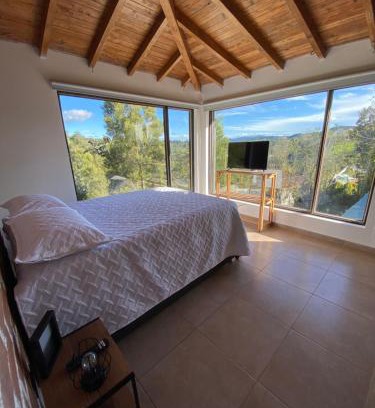 Medellin Casa | Habitación con baño privado en casa de campo ubicada en Santa Elena