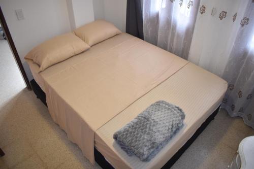 La Ceja Casa | Habitación con cama doble y balcon privado cerca del parque principal
