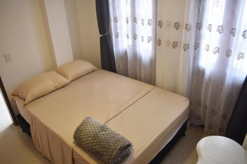 La Ceja Casa | Habitación con cama nueva doble y balcon privado cerca del parque principal