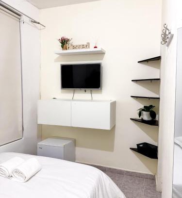 Barrios Unidos Casa | Habitación doble con entrada independiente y baño privado