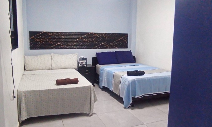 San Luis Talpa Apartamento | Habitación Doble con A/C, wifi, estacionamiento gratis, baño privado
