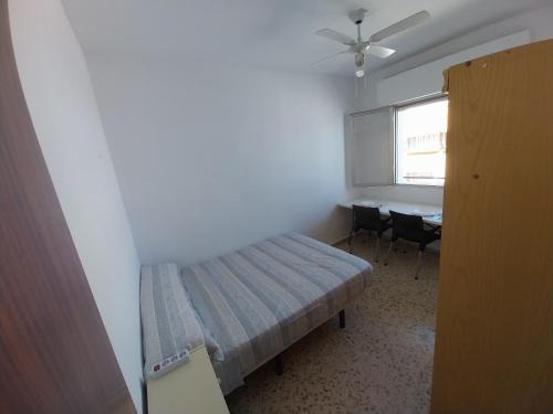 Cantillana Casa | Habitación G mercadona con vistas a la calle