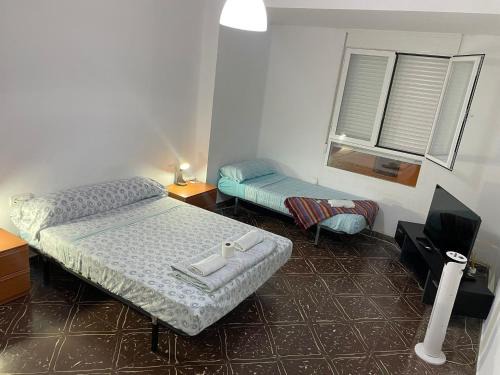 Pobles del Sud Casa | Habitación grande y comoda en piso particular y familiar