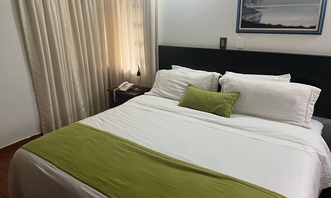Pereira Hotel | Habitacion Standar Doble cerca a la piscina y con aire acondicionado .