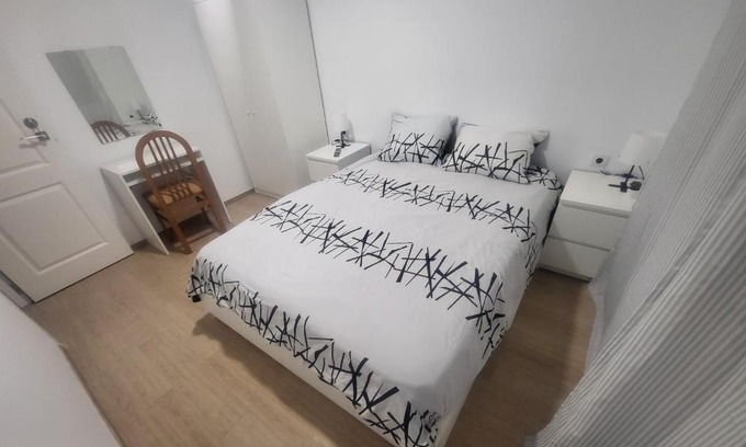 Badalona Casa | Habitaciones con baño compartido en bonito Apartamento en Badalona